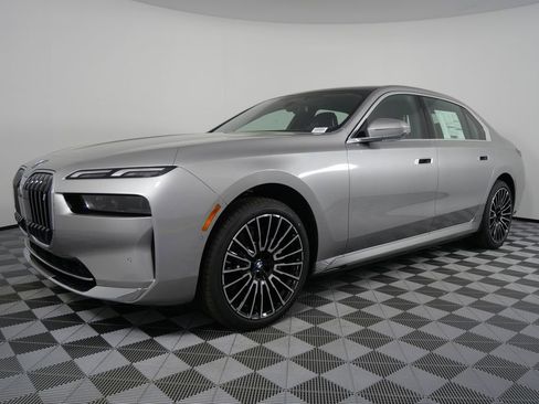 Used 2025 BMW i7 eDrive50 image 7