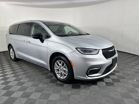 Certified 2024 Chrysler Pacifica Touring-L FWD image 3