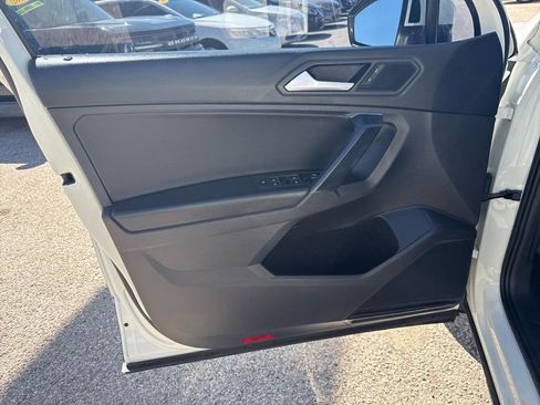 Used 2021 Volkswagen Tiguan SE image 12