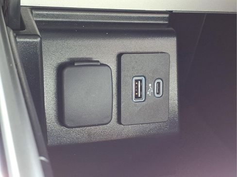 Used 2023 Ford Explorer XLT w/ Equipment Group 202A AWD/4WD image 21