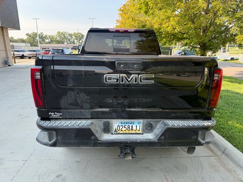 Used 2026 GMC Sierra 2500 Denali Ultimate w/ LPO, Black Badging Package AWD/4WD image 10