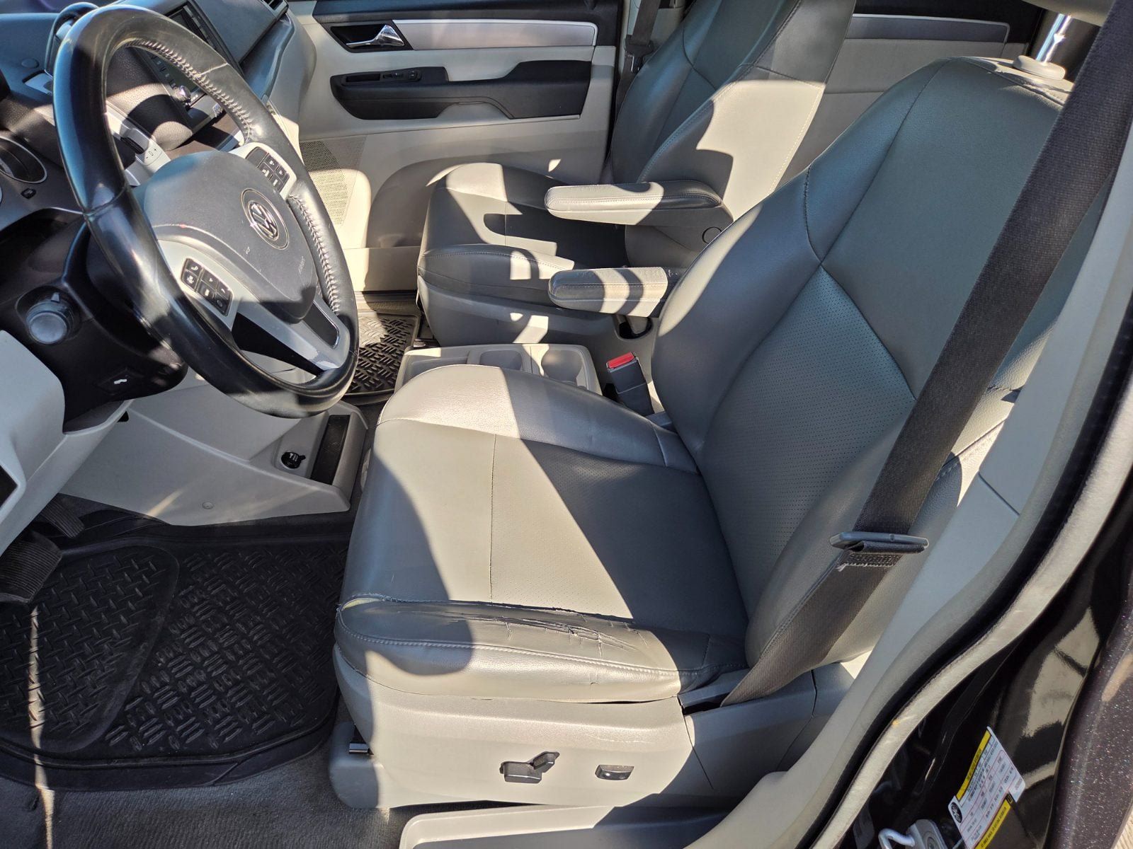 Used 2012 Volkswagen Routan SE FWD image 8