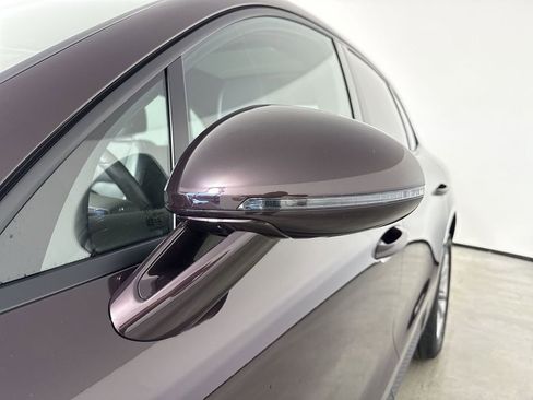 Certified 2025 Porsche Macan AWD/4WD image 12