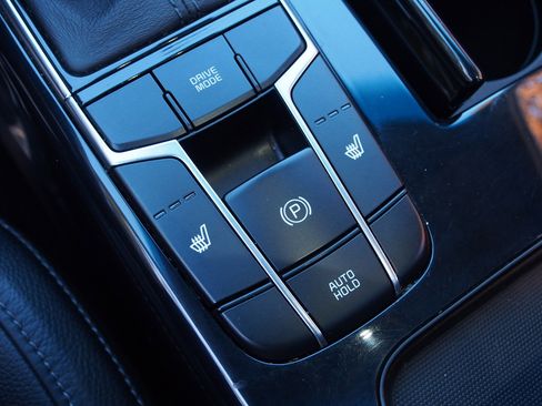 Used 2019 Kia Cadenza Technology image 24