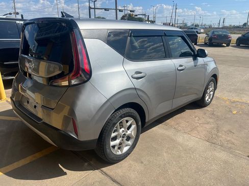 Used 2023 Kia Soul LX w/ LX Technology Package FWD image 6