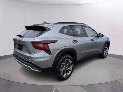 Used 2025 Chevrolet Trax LT FWD image 7