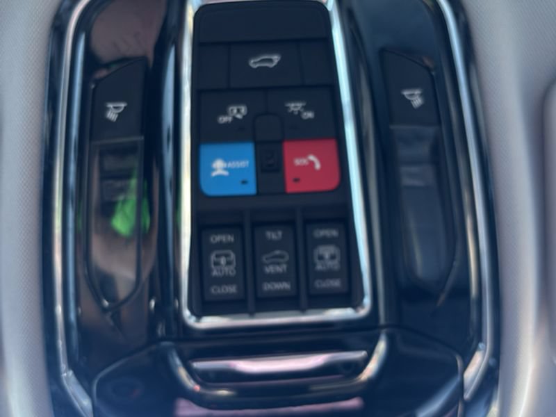 Used 2023 Jeep Grand Cherokee Overland w/ Luxury Tech Group IV AWD/4WD image 21
