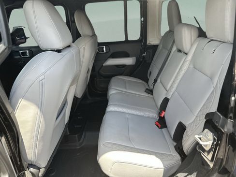 Used 2023 Jeep Wrangler Unlimited Sahara AWD/4WD image 20