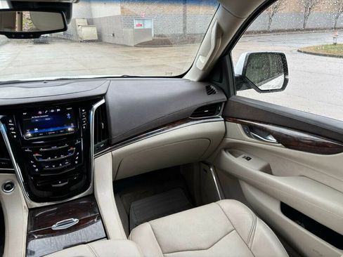 Used 2016 Cadillac Escalade Luxury image 25