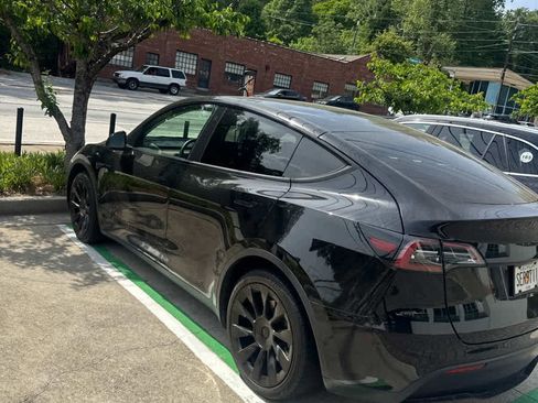 Used 2022 Tesla Model Y Long Range image 7