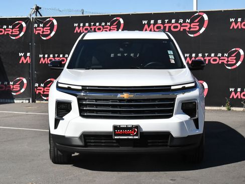 Used 2024 Chevrolet Traverse LT image 2