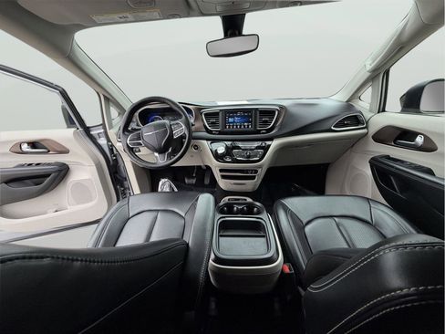 Used 2020 Chrysler Voyager Lxi image 13
