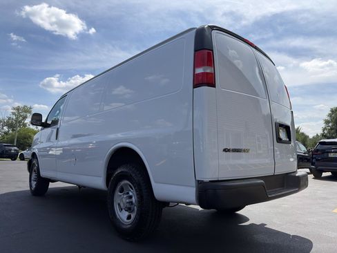Used 2022 Chevrolet Express 2500 w/ Driver Convenience Package RWD image 5