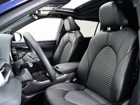 Used 2023 Toyota Highlander XSE image 5