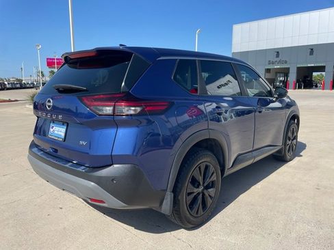 Used 2022 Nissan Rogue SV image 3