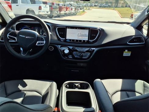 New 2026 Chrysler Voyager LX image 7