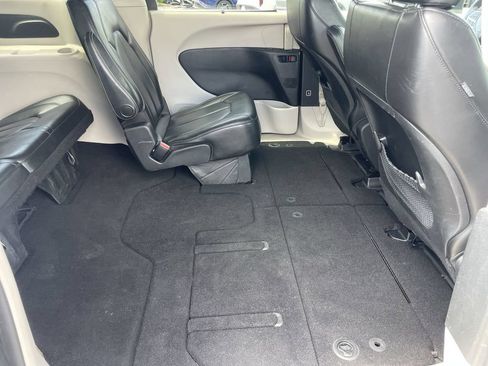 Used 2020 Chrysler Voyager Lxi FWD image 22