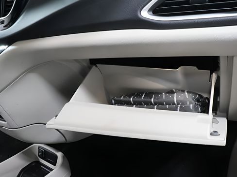 Used 2023 Chrysler Pacifica Touring-L FWD image 31
