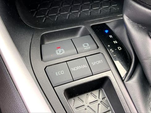 Used 2025 Toyota RAV4 XLE FWD image 32