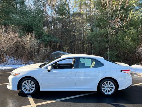 Used 2018 Toyota Camry LE image 2