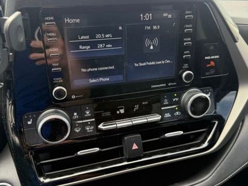 Used 2021 Toyota Highlander XLE image 11