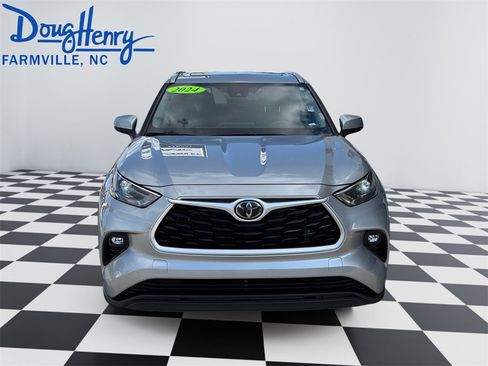 Used 2024 Toyota Highlander XLE image 8