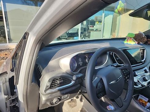 Used 2023 Chrysler Pacifica Limited w/ S Appearance Package image 16