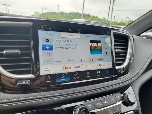 New 2025 Chrysler Pacifica Select w/ Fav Edition Package image 9