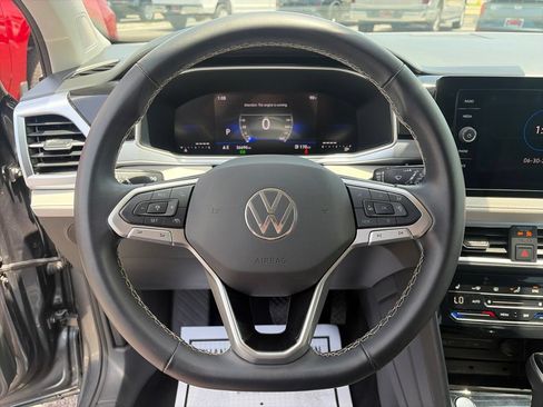 Used 2025 Volkswagen Taos SE FWD image 18