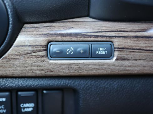 Used 2017 Nissan Titan SL image 38