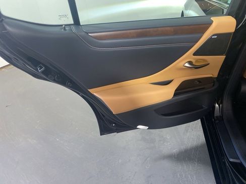 Certified 2025 Lexus ES 350 w/ Accessory Package (Z2) image 26