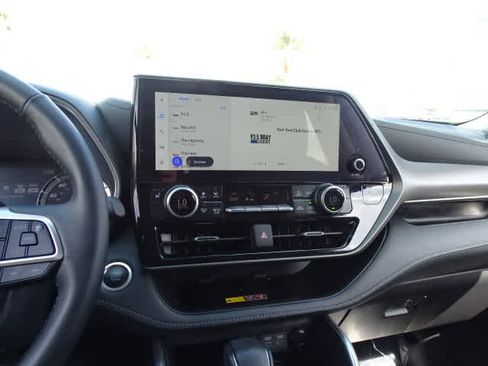 Used 2025 Toyota Highlander XLE FWD image 28