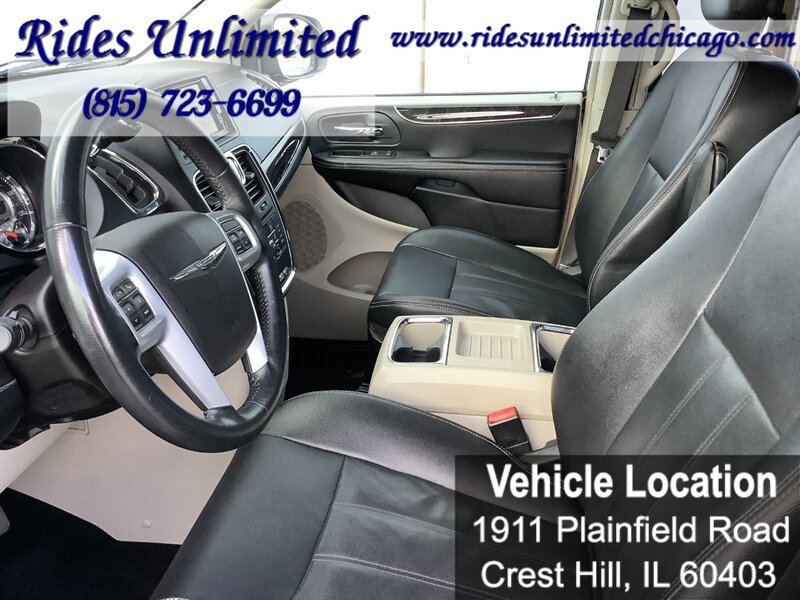Used 2014 Chrysler Town & Country Touring FWD image 15