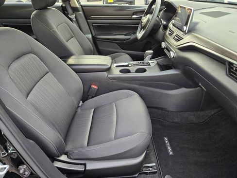 Used 2025 Nissan Altima 2.5 SV FWD image 14