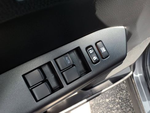 Used 2018 Toyota RAV4 LE FWD image 12