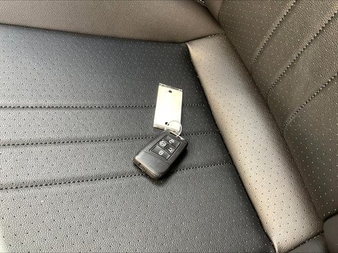 Certified 2022 Volkswagen Tiguan SE w/ Panoramic Sunroof Package image 11