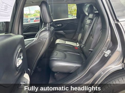Used 2019 Jeep Cherokee Limited w/ Luxury Group AWD/4WD image 16