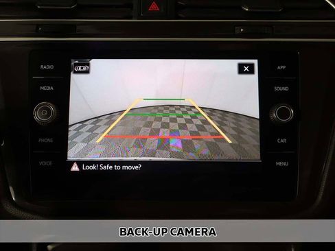 Used 2024 Volkswagen Tiguan SE w/ Panoramic Sunroof Package FWD image 7