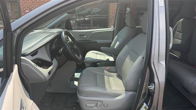 Used 2018 Toyota Sienna XLE w/ XLE Navigation Package FWD image 32
