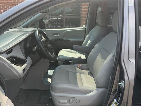 Used 2018 Toyota Sienna XLE w/ XLE Navigation Package FWD image 32