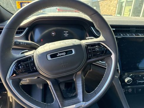 Used 2022 Jeep Grand Cherokee Overland w/ Luxury Tech Group IV image 13