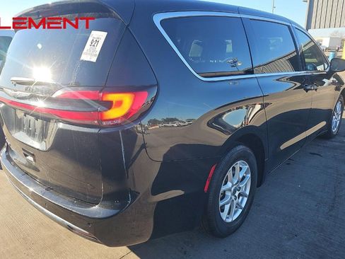 Used 2023 Chrysler Pacifica Touring-L image 7