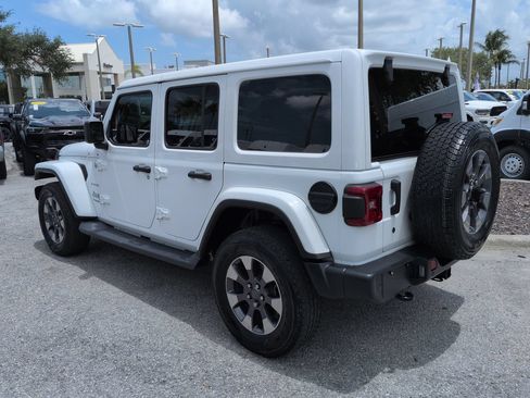 Used 2018 Jeep Wrangler Unlimited Sahara AWD/4WD image 7