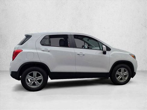 Used 2022 Chevrolet Trax LS w/ Tint and Cruise Package FWD image 4