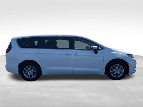 Used 2023 Chrysler Pacifica Touring-L FWD image 7