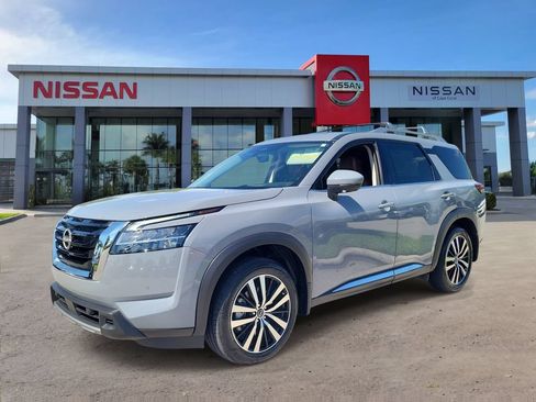 Used 2023 Nissan Pathfinder Platinum FWD image 5
