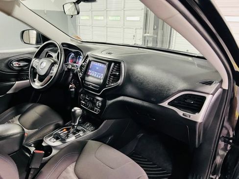 Used 2019 Jeep Cherokee Latitude AWD/4WD image 29