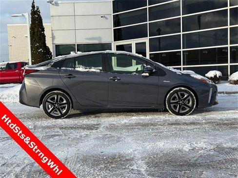 Used 2022 Toyota Prius XLE image 2