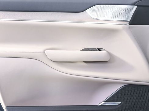 Certified 2025 Volvo EX90 Ultra image 8