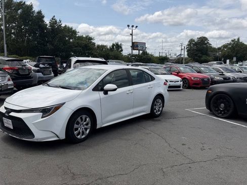 Used 2021 Toyota Corolla LE FWD image 2